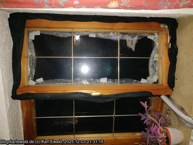 Das Fenster mit Moltonschal und Luftpolsterfolie
