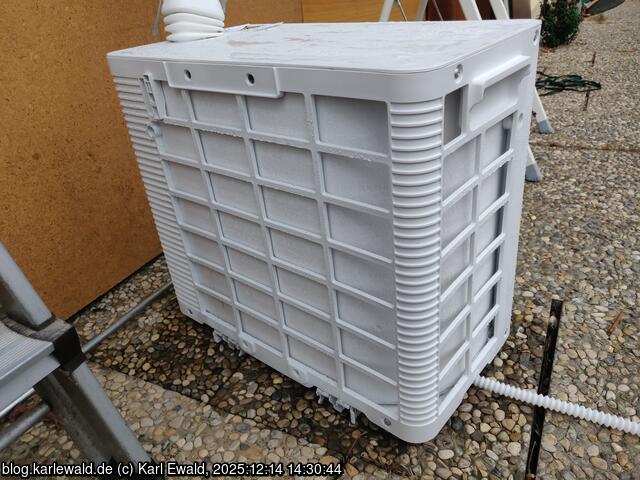 Midea PortaSplit Außengerät mit Reif auf dem Wärmetauscher
