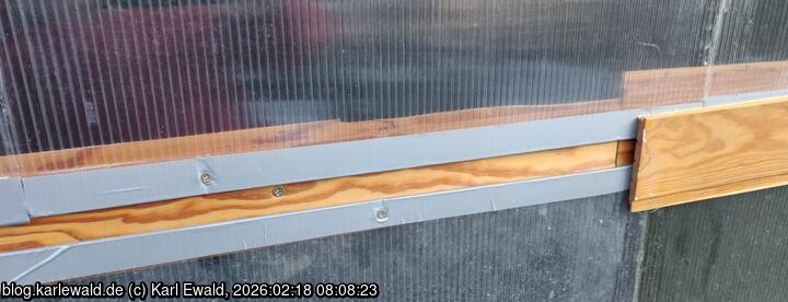 Detail des Albedo v4 Aufbaus: vor der Außenwand sind Molton, Tragbretter, Stegplatten und Deckbretter geschichtet
