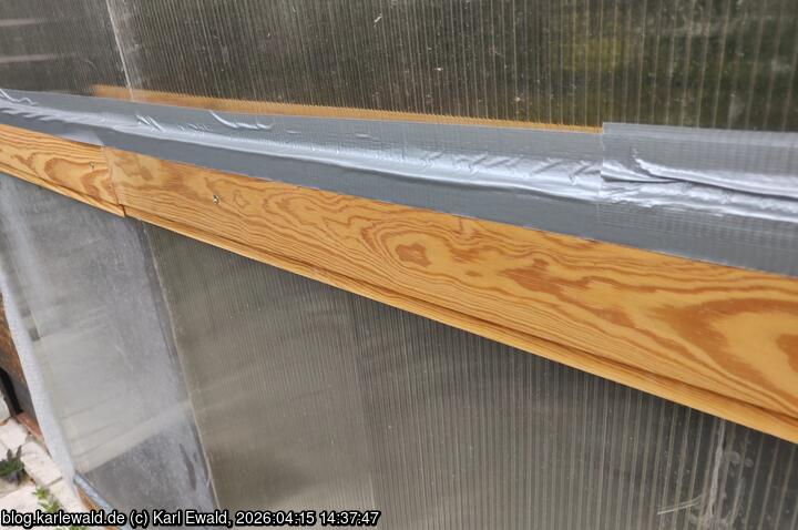 die Oberkante des Deckbretts ist mit Klebeband an die Stegplatten darüber angeschlossen
