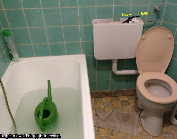 Badewasser als Toilettenspülwasser, einfach mit der Gießkanne in den Spülkasten füllen

