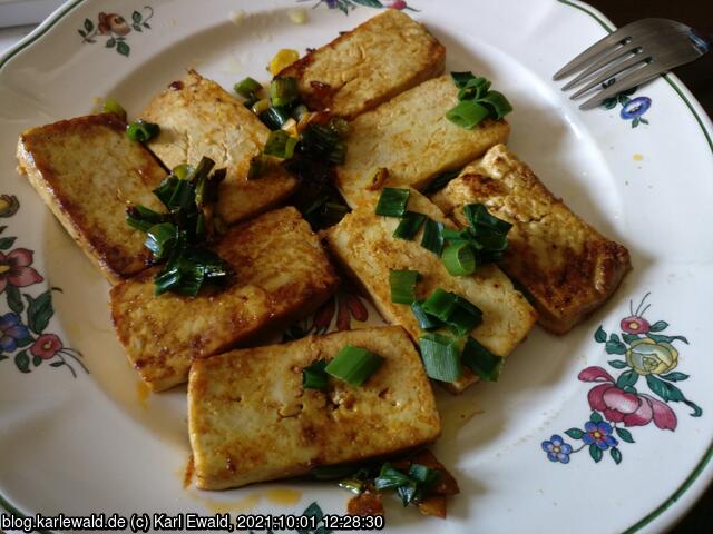 gebratener Tofu mit Lauchzwiebeln und Ingwer
